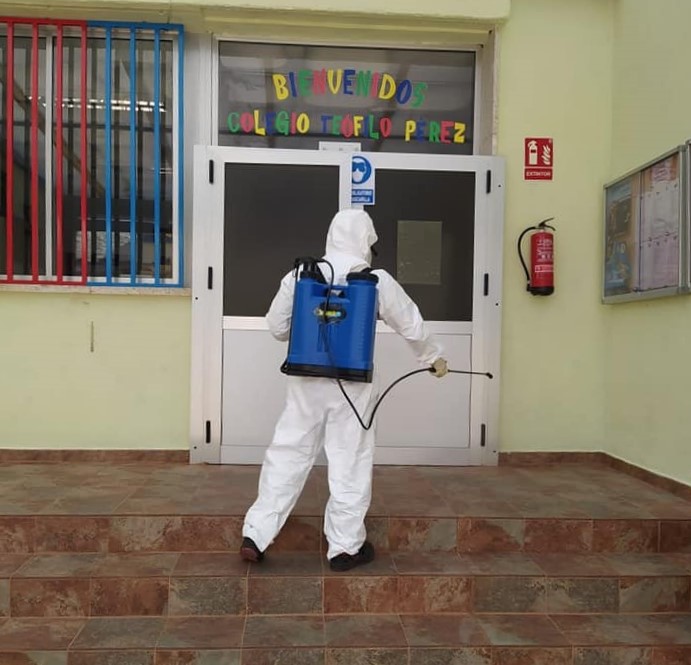 Desinfectan los accesos a los colegios de Tegueste