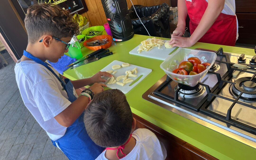 El campamento ‘Mini Chef’ inculca la cocina de kilómetro cero a veinte niños y niñas de Tegueste