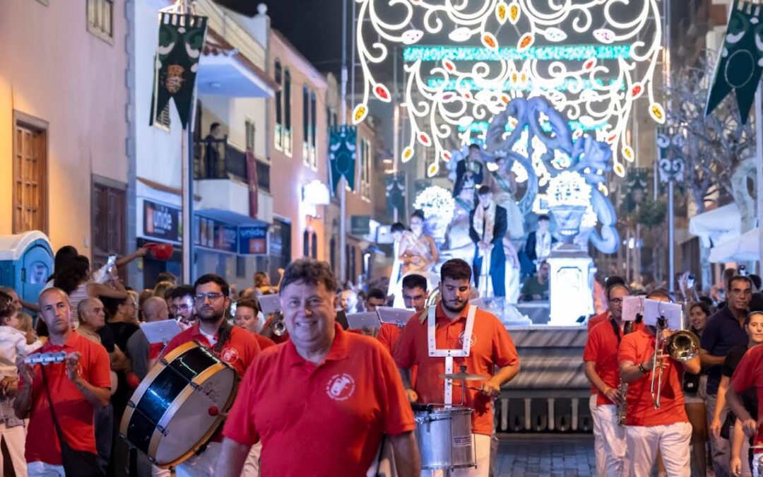 La Cabalgata de Carrozas reúne a más de 2.000 personas en las calles de Tegueste para exaltar la tradición artística local