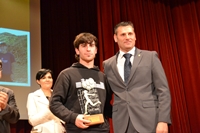 El concejal de Deportes de la Villa, Heliodoro Hernández, entregando uno de los premios