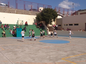 Varios pequeños jugando al baloncesto