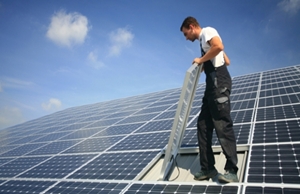 Una persona instalando placas solares