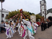 La Danza de las Flores baila a la salida de San Andrés